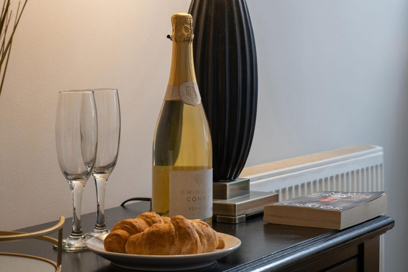 Number 3 Pier Road Apartment Уитби Экстерьер фото